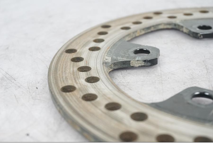 Vänster sida på Bromsskiva från en Suzuki SV 650 -2004 motorcykel.