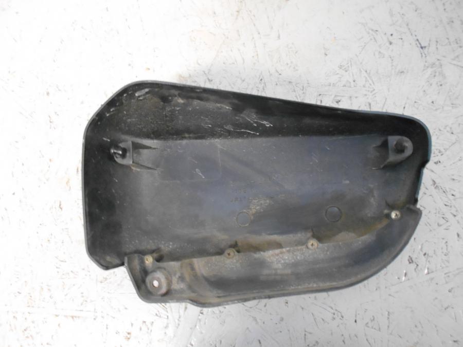 Höger sida på Sidopanel från en Suzuki VZ 1600 -2004 motorcykel.