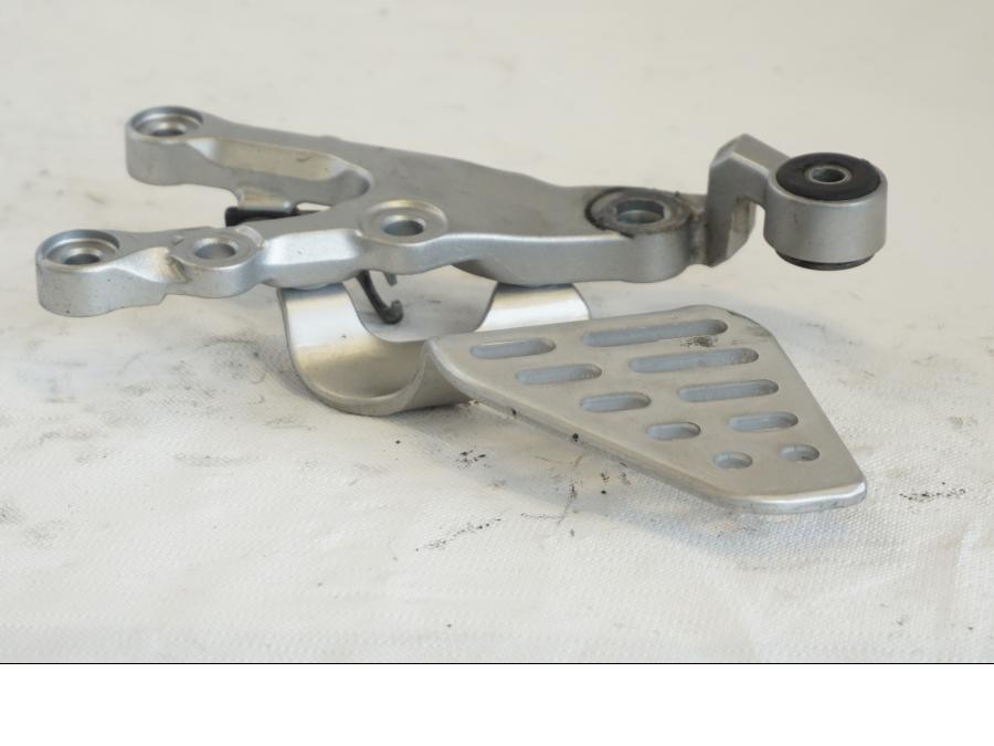 Extrabild2 på Fotpinnefäste från en Yamaha YZF R6 -2006 motorcykel.