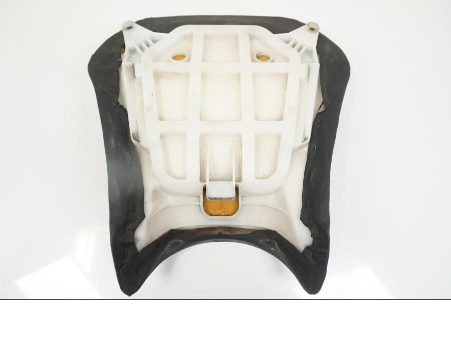 Snett nerifrån på Sadel från en Yamaha YZF 1000 R1 -2002 motorcykel.