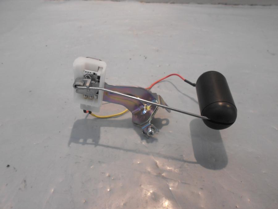 Baksidan på Bensintankgivare från en Kawasaki Z 900 -2018 motorcykel.