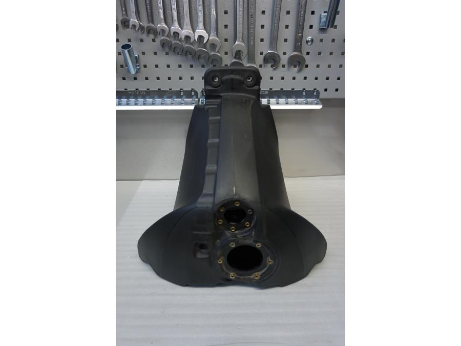 Snett uppifrån på Bensintank från en BMW K 1300 R -2011 motorcykel.