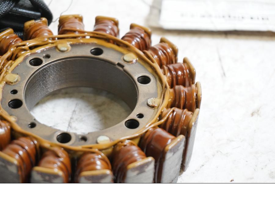 Baksidan på Generator från en Suzuki VL 800 -2003 motorcykel.