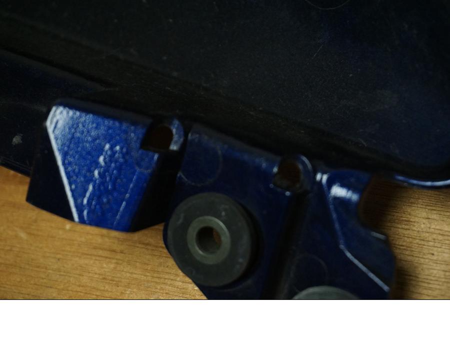 Vänster sida på Bakvinge från en Suzuki DL 1000 -2003 motorcykel.