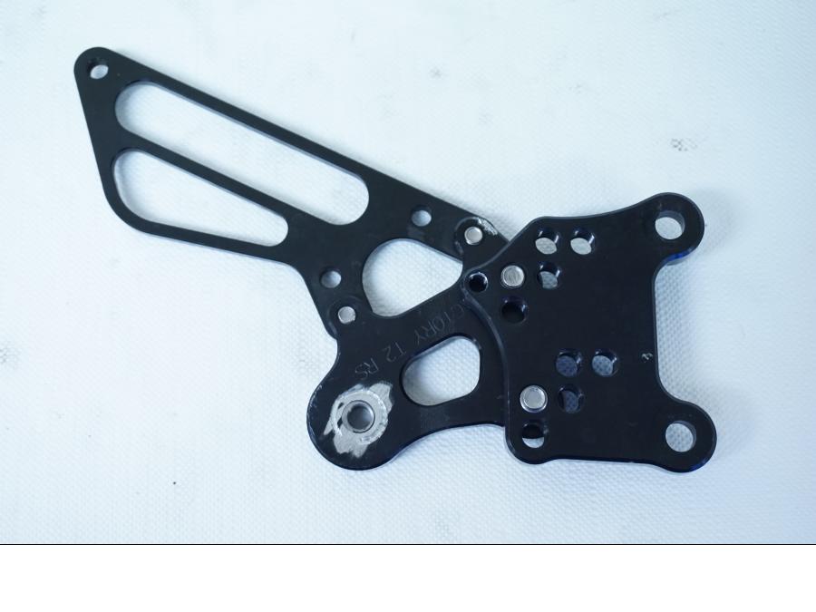 Baksidan på Fotpinnefäste från en Aprilia RSV 1000 -2004 motorcykel.