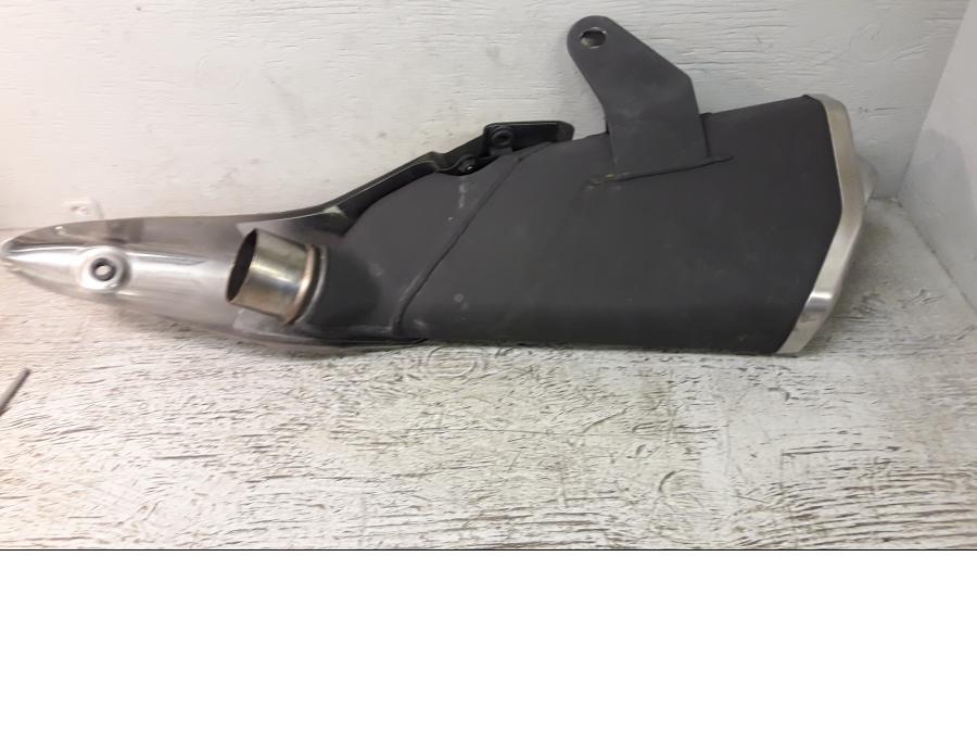 Baksidan på Ljuddämpare från en Kawasaki Z 900 -2020 motorcykel.