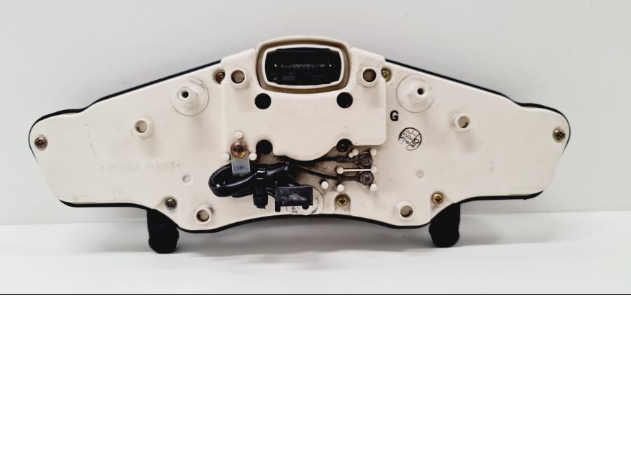 Baksidan på Instrumentpanel från en Honda VFR 800 -2002 motorcykel.