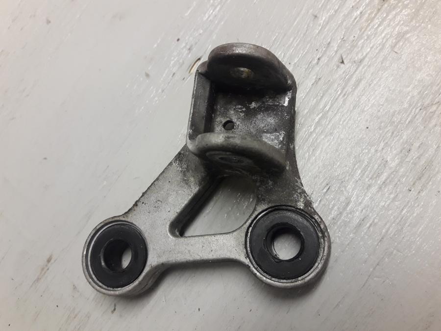 Framsidan på Fotpinnefäste från en Honda CBR 1000 F -1999 motorcykel.