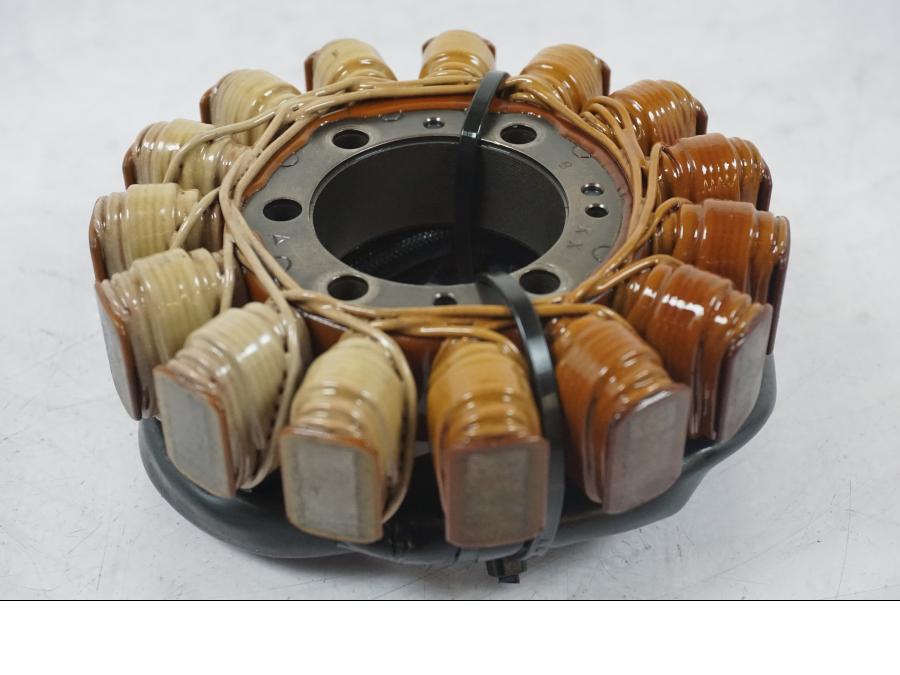 Snett nerifrån på Generator från en Kawasaki ZZ-R 1400 -2009 motorcykel.