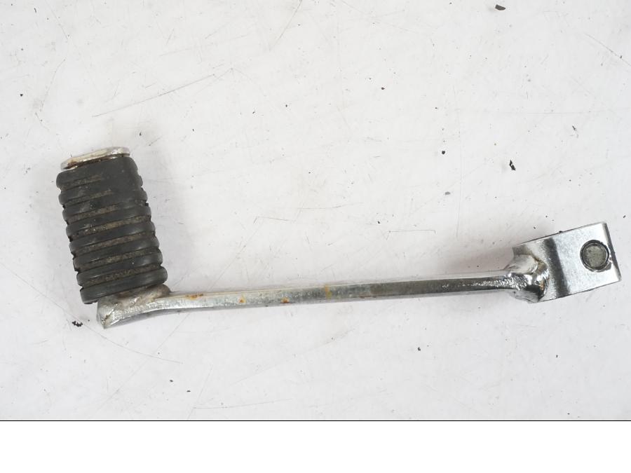 Snett nerifrån på Växelpedal från en Suzuki GSX 550 EF -1985 motorcykel.