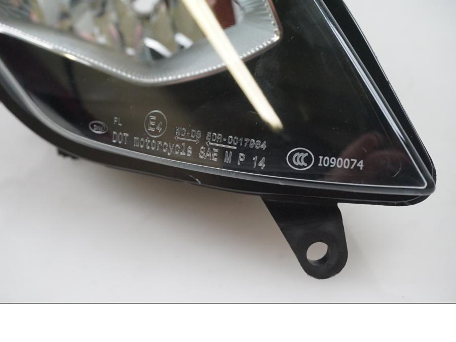 Snett nerifrån på Strålkastare från en BMW S 1000 XR -2016 motorcykel.