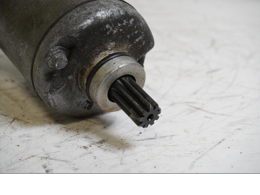 Baksidan på Startmotor från en Yamaha YZF 1000 R -1999 motorcykel.