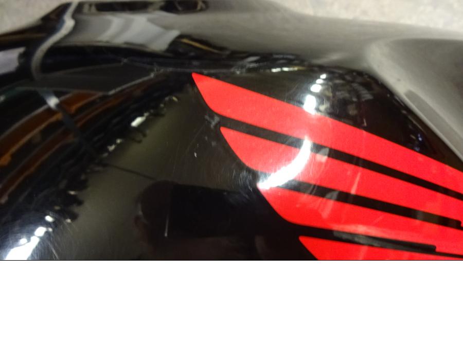 Extrabild1 på Bensintank från en Honda CBR 900 RR -2000 motorcykel.