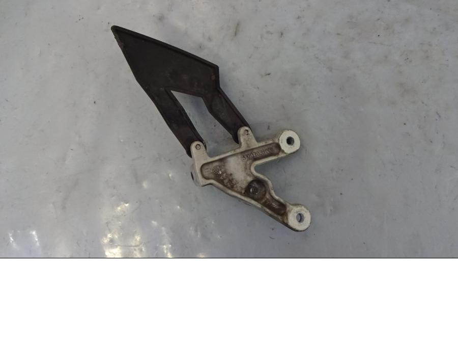 Baksidan på Fotpinnefäste från en KTM 990 Super Duke -2009 motorcykel.