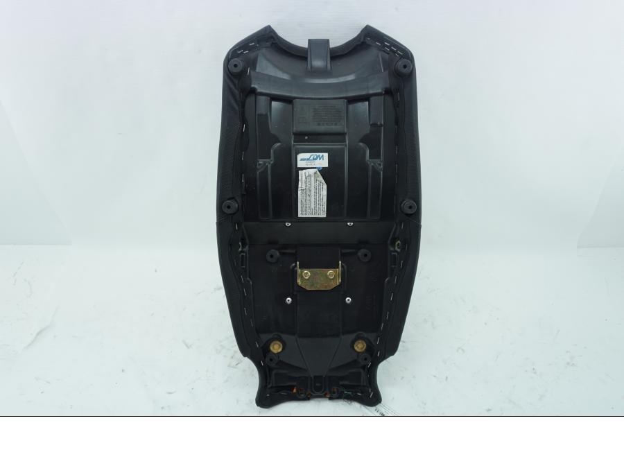 Höger sida på Sadel från en Triumph Sprint ST -2005 motorcykel.