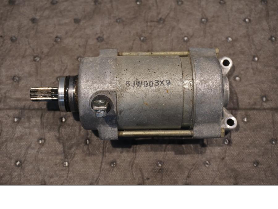 Framsidan på Startmotor från en Yamaha FJR 1300 -2004 motorcykel.