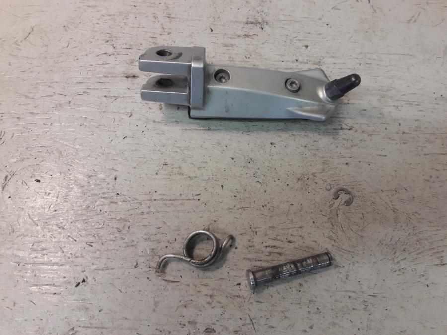 Baksidan på Fotpinne från en BMW R 1150 R -2004 motorcykel.