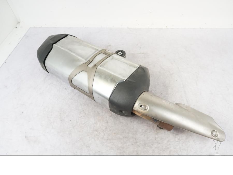 Snett nerifrån på Ljuddämpare från en BMW R 1200 GS -2013 motorcykel.