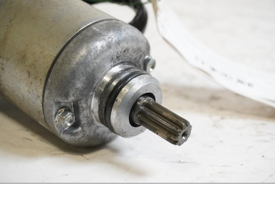 Baksidan på Startmotor från en Honda CBR 600 RR -2003 motorcykel.