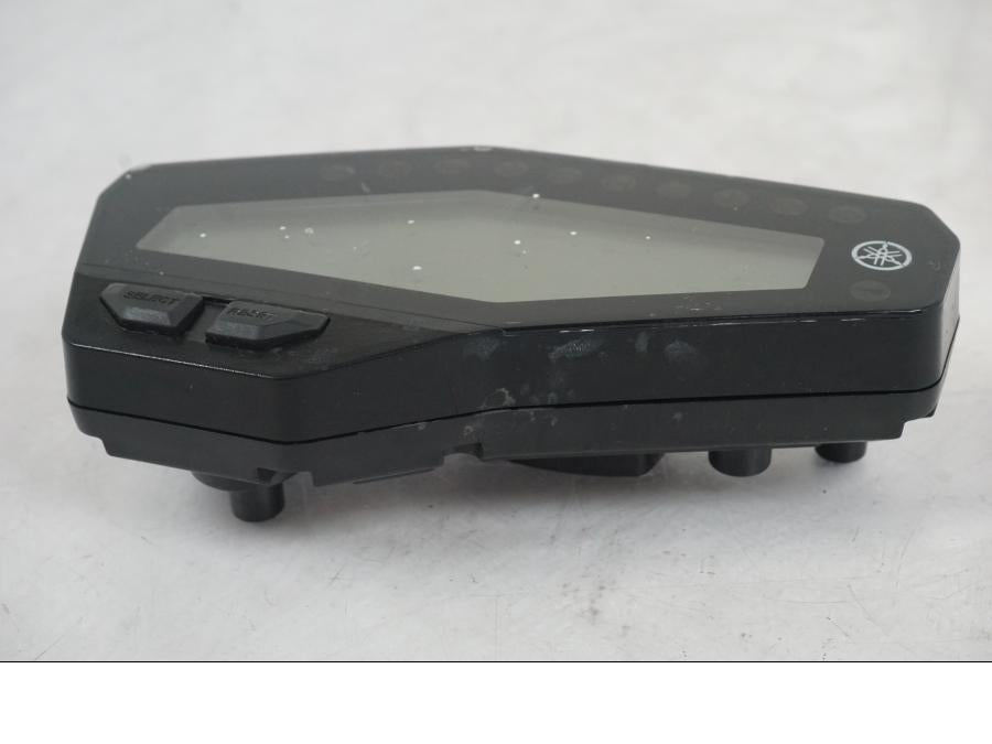Snett nerifrån på Instrumentpanel från en Yamaha MT-09 -2019 motorcykel.