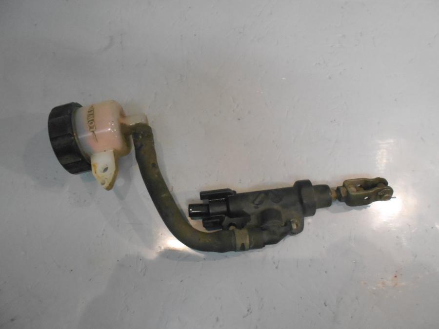 Baksidan på Bromshuvudcylinder från en Yamaha FZS 1000 -2002 motorcykel.