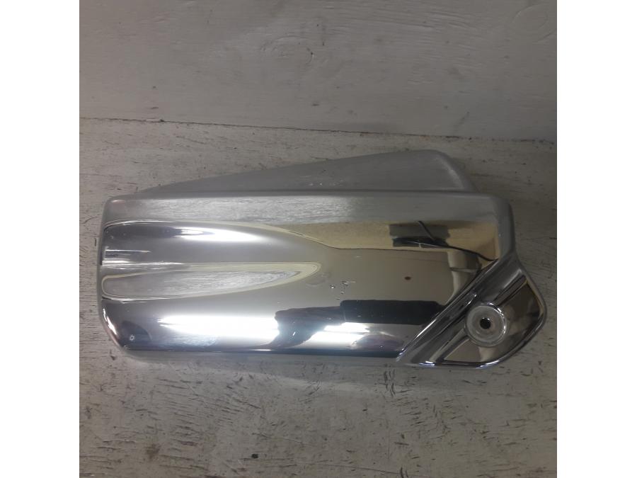 Framsidan på Motorkåpa från en Yamaha XVS 1100 -2001 motorcykel.