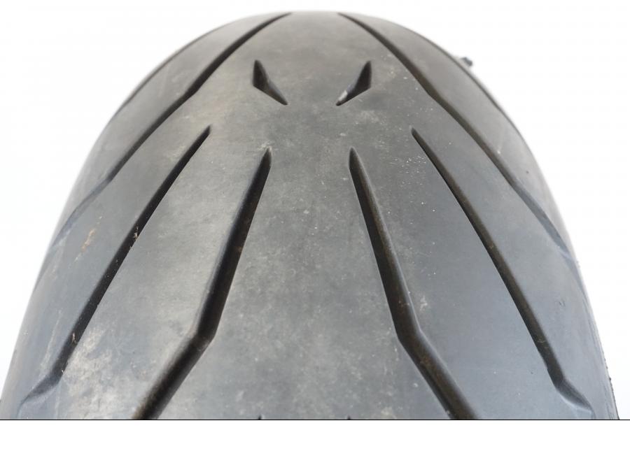 Extrabild2 på <p>Begagnad däck av märket Pirelli och modell Gran Turismo Angel GT.</p>
<p>Dimension 180/55 ZR 17 M/C (73W). </p>
<p>Mönsterdjup ca: (5,30mm i mitten) (4,35mm yttre däck) ca 80% kvar.</p>
<p>Tillv 1821.</p>
<p>Mindre märke finns se bild.</p> moped.