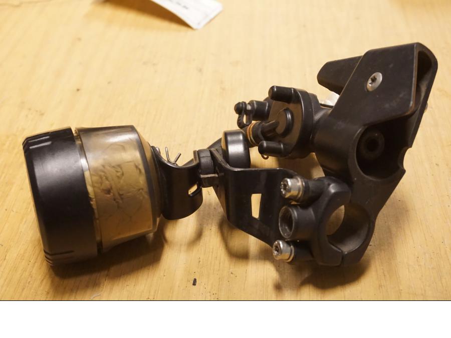 VÀnster sida pÄ Bromshuvudcylinder frÄn en BMW F 800 GS -2009 motorcykel.