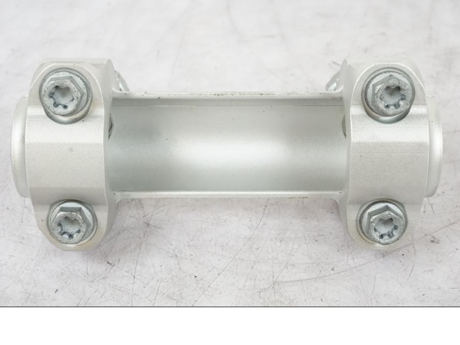 Höger sida på Styrfäste från en KTM 690 Duke -2015 motorcykel.