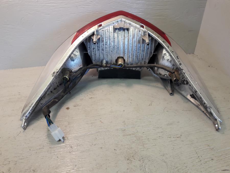 Vänster sida på Baklampa från en Yamaha Cygnus -2007 motorcykel.