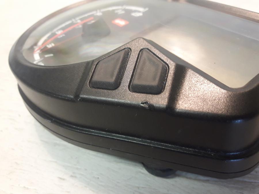 Vänster sida på Instrumentpanel från en Aprilia RS 125 -2017 motorcykel.
