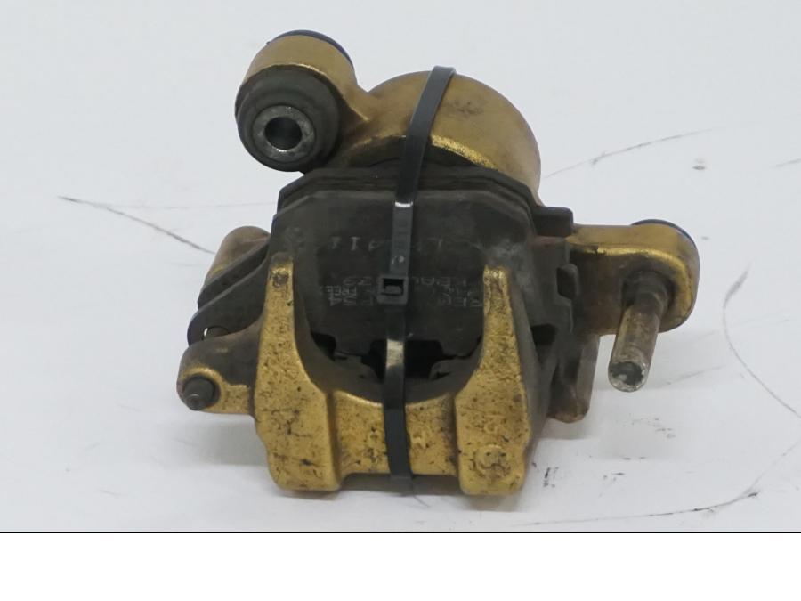 Snett nerifrån på Bromsok från en Honda CBR 900 RR -2002 motorcykel.