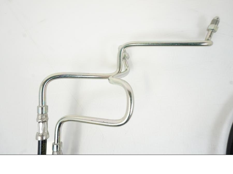 Vänster sida på Bromsledning från en H-D övrigt -2014 motorcykel.