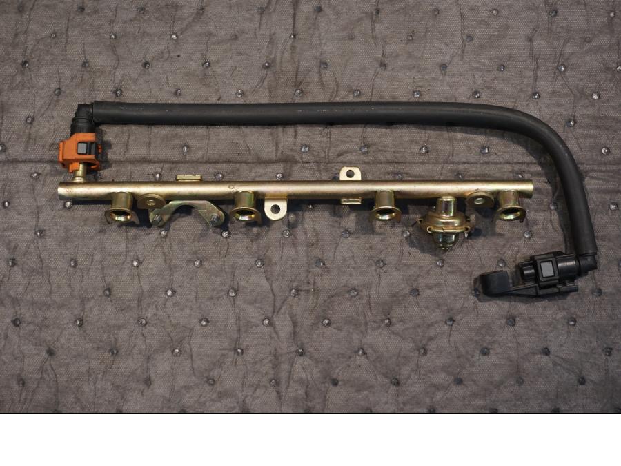 Framsidan pÄ Fuel Rail frÄn en Yamaha FJR 1300 -2004 motorcykel.