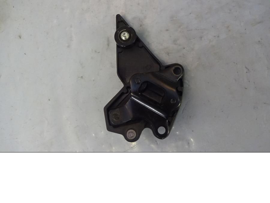 Baksidan på Fotpinnefäste från en Kawasaki Z 1000 -2018 motorcykel.