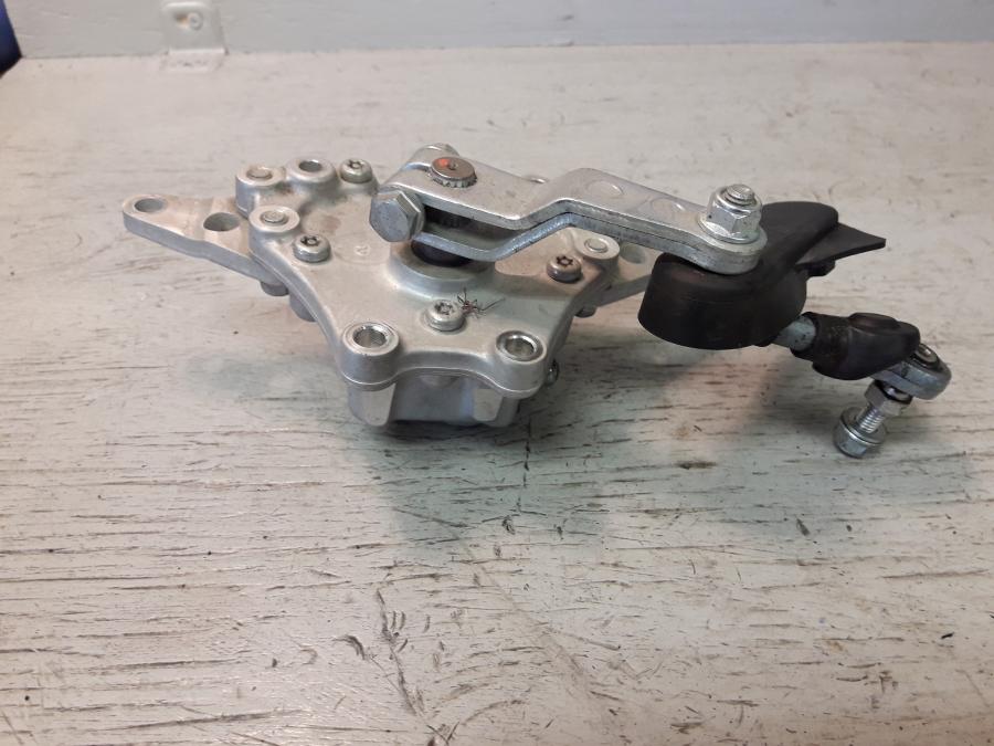 Baksidan på Styrdämpare från en Honda CBR 600 RR -2007 motorcykel.