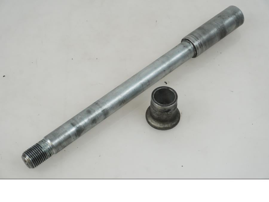 Framsidan på Axel från en Suzuki SFV 650 A Gladius -2012 motorcykel.