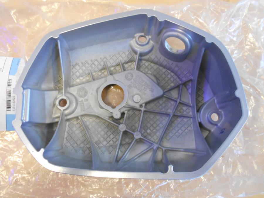 Baksidan på Ventilkåpa från en BMW R 1200 RT -2013 motorcykel.