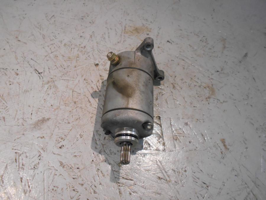 Framsidan på Startmotor från en Suzuki VZ 800 -2000 motorcykel.