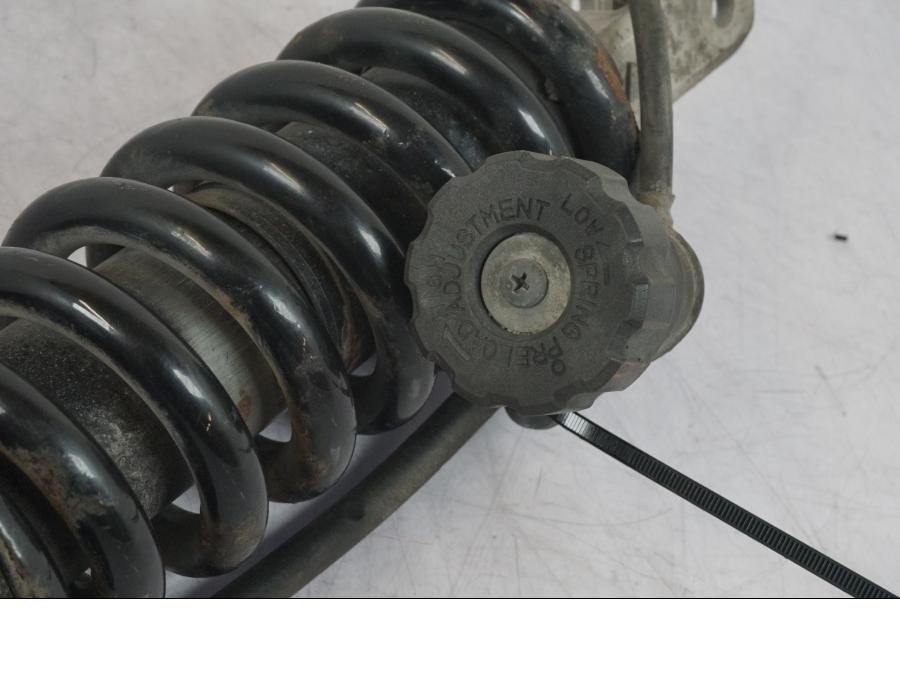 Snett nerifrån på Stötdämpare från en BMW R 1100 GS -1998 motorcykel.