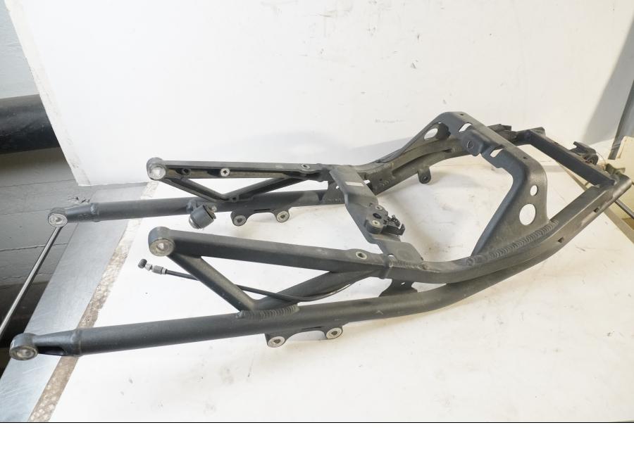 Vänster sida på Bakram från en Triumph Daytona 675 -2008 motorcykel.