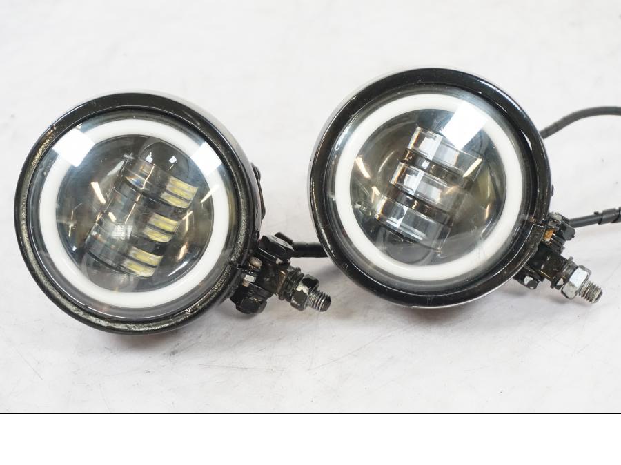 Vänster sida på Extraljus från en Yamaha XVS 1100 -2004 motorcykel.