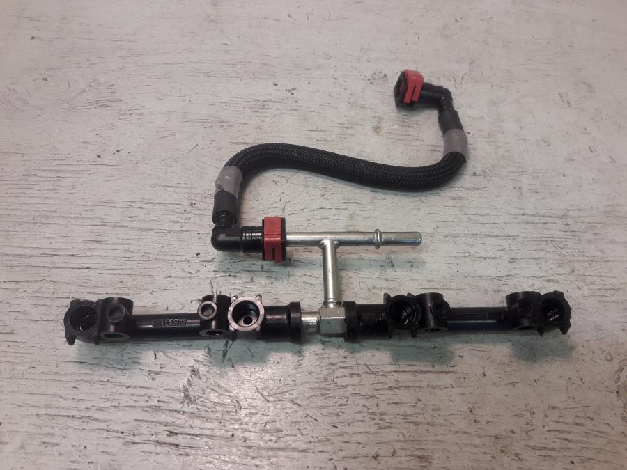 Framsidan på Fuel Rail från en Kawasaki ZX-6R -2008 motorcykel.