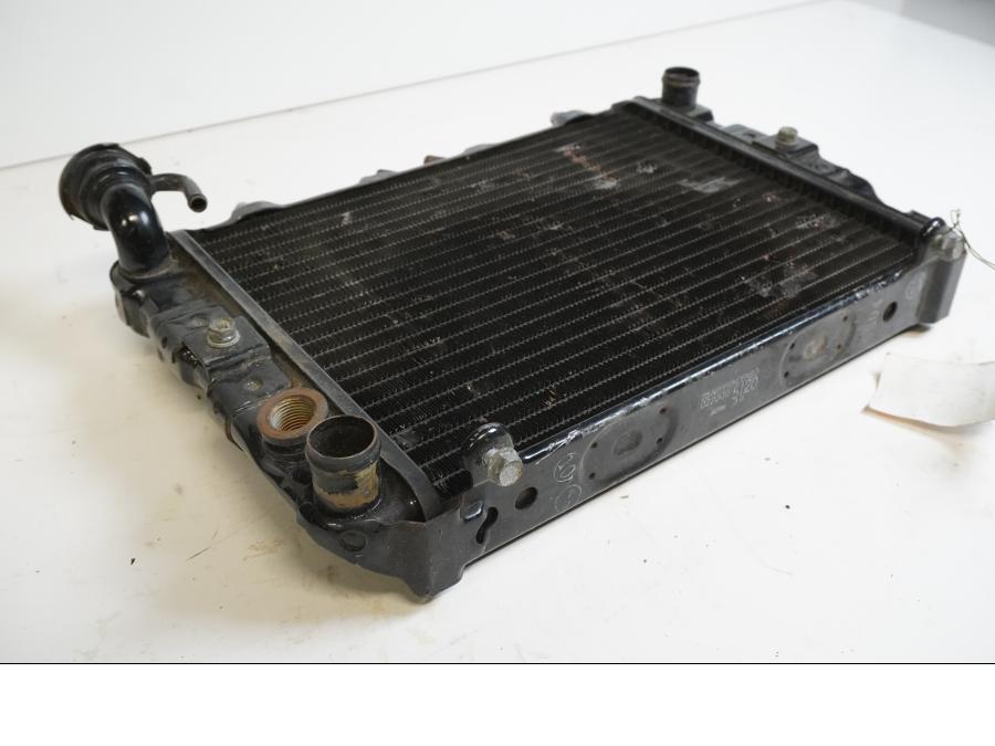 Vänster sida på Vattenkyl från en Honda VF 750 S -1982 motorcykel.