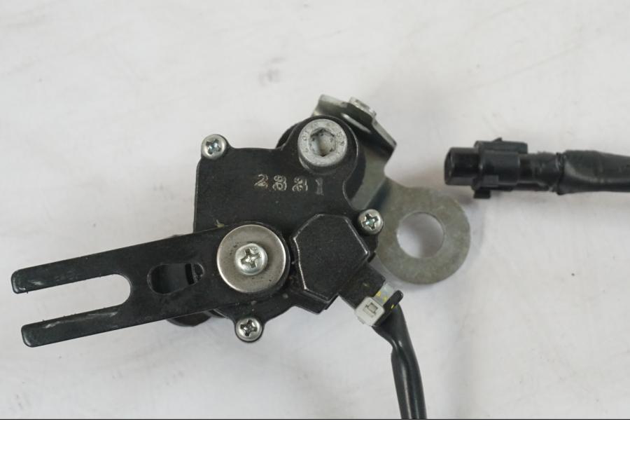 Vänster sida på Sidostödsbrytare från en Kawasaki Z 900 -2021 motorcykel.