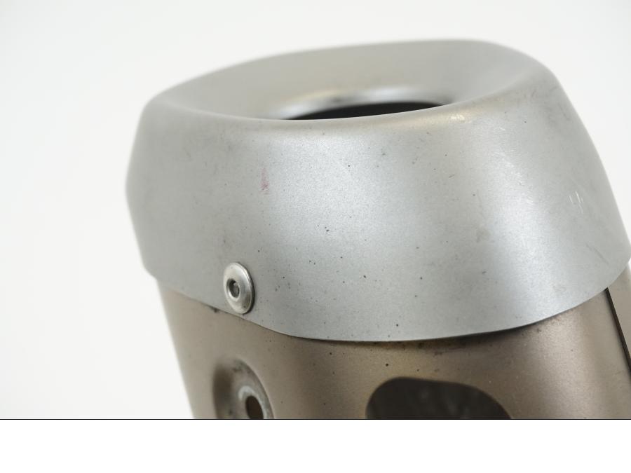 Snett uppifrån på Ljuddämpardekor från en Yamaha MT-07 -2014 motorcykel.