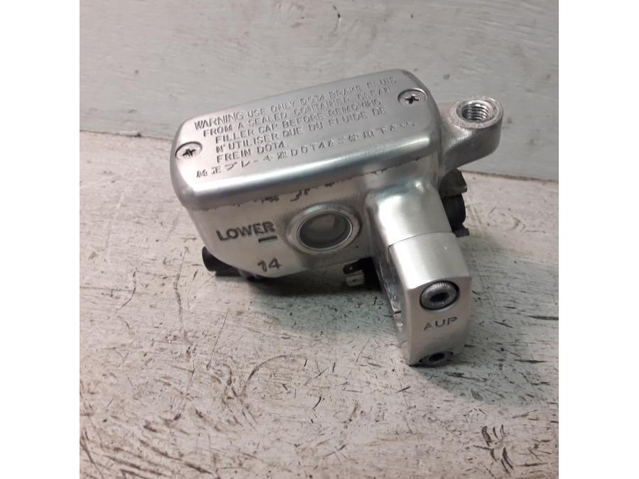 Baksidan på Bromshuvudcylinder från en Honda VTX 1800 -2007 motorcykel.