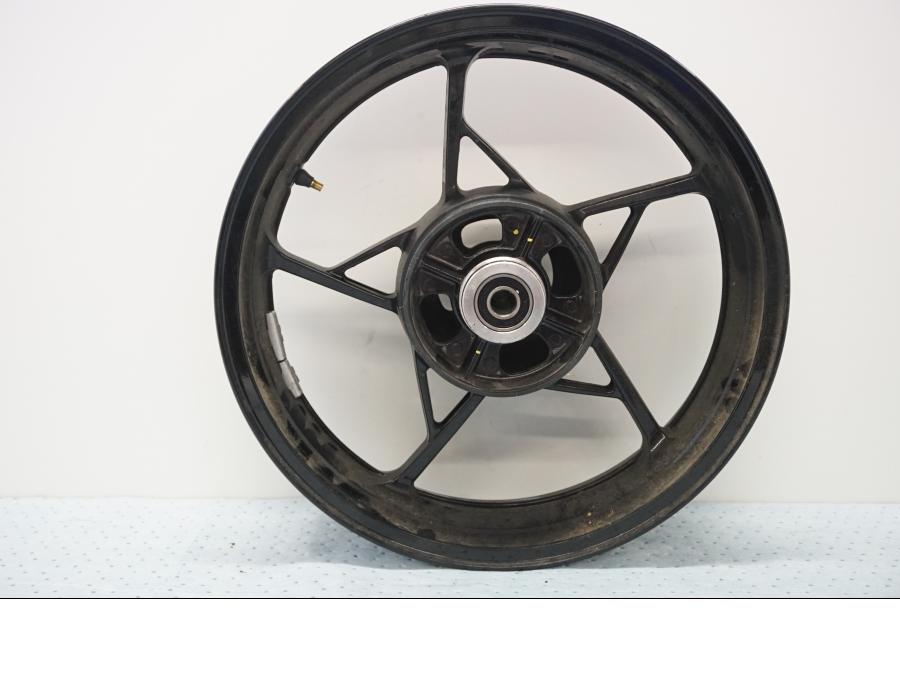 Baksidan på Fälg från en Kawasaki Z 650 ABS -2020 motorcykel.