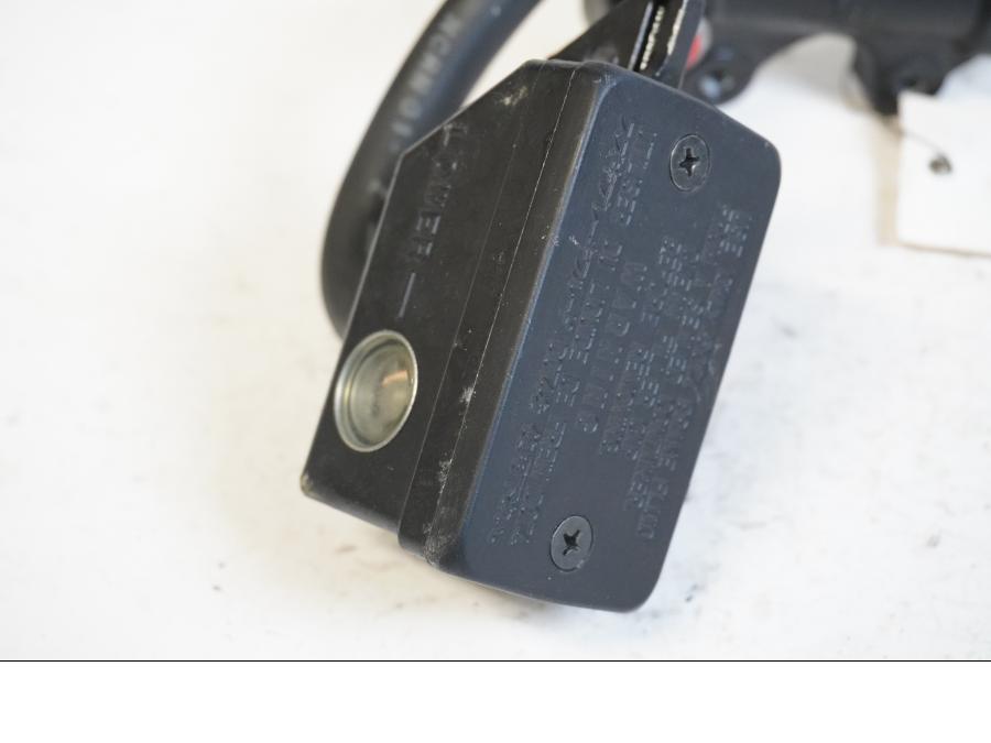 Vänster sida på Bromshuvudcylinder från en Suzuki VL 1500 -2002 motorcykel.