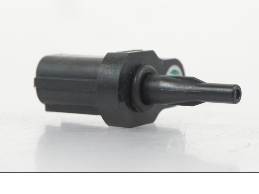 Vänster sida på Luftburksensor från en Kawasaki ER-6F -2010 motorcykel.